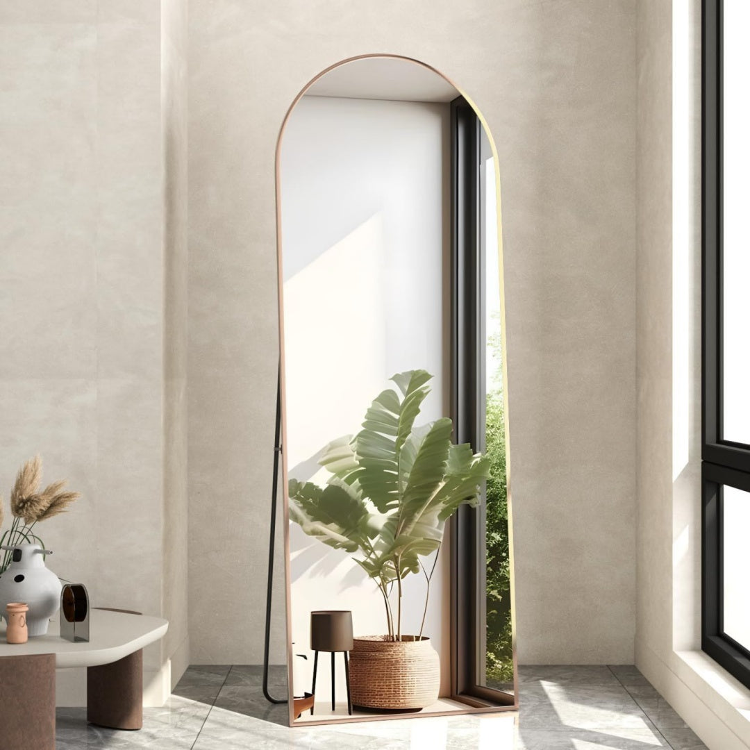 Specchio da pavimento ad arco con cornice oro