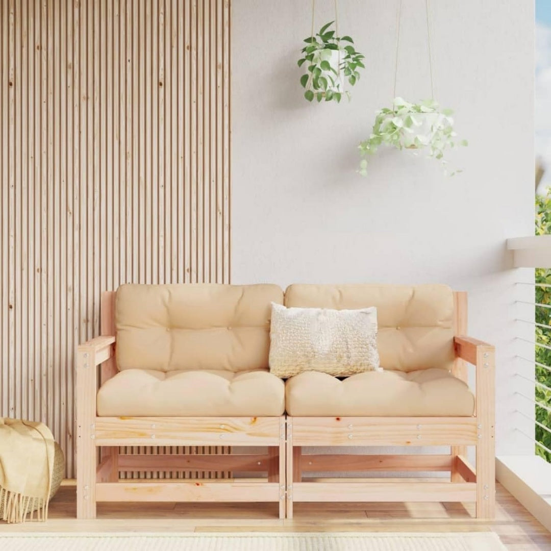 Divano con struttura in legno naturale e cuscini beige