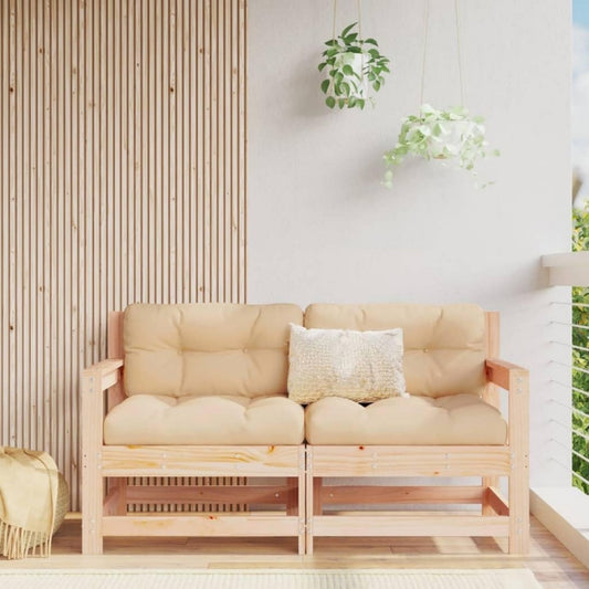 Divano con struttura in legno naturale e cuscini beige