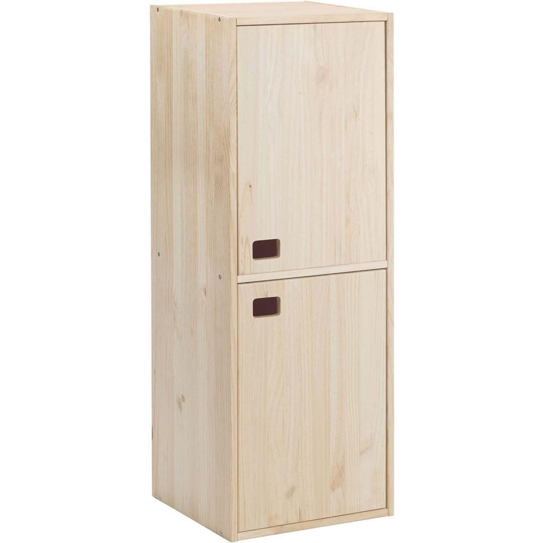 Armadio in legno naturale con ante